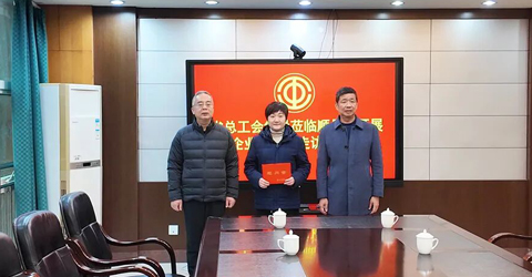 兩名女工患病，省上縣里都來慰問一一虹潤三重保障體系筑就員工幸福家